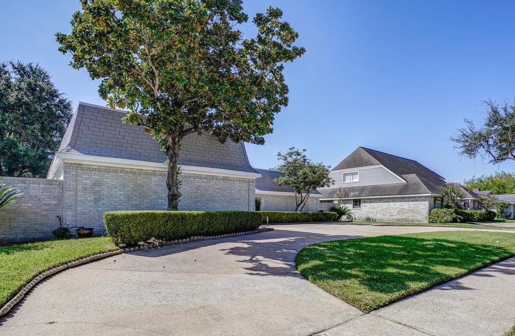 6215 Creekbend Dr, Houston, TX 77096-5620