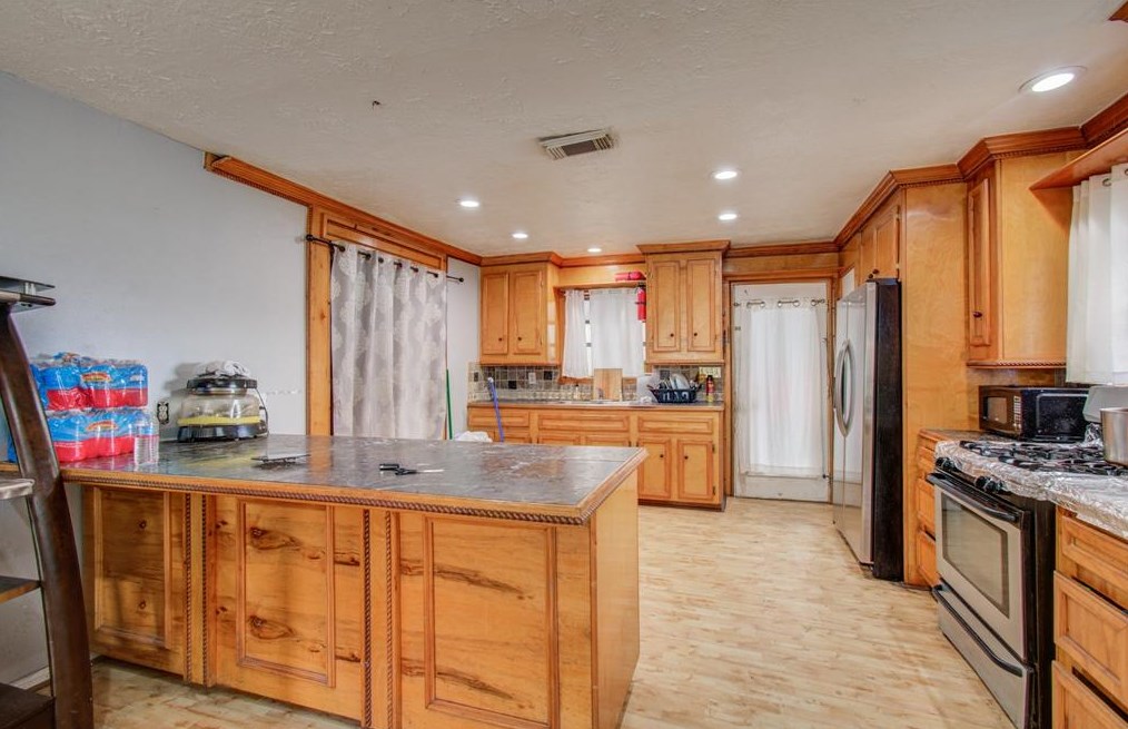 2125 Aldine Bender Rd, Houston TX 77032-4517 exterior