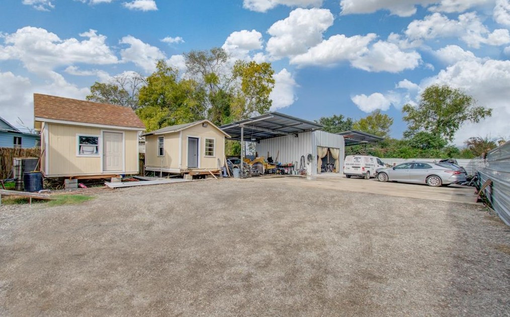 2125 Aldine Bender Rd, Houston TX 77032-4517 exterior