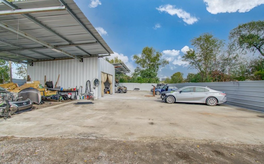 2125 Aldine Bender Rd, Houston TX 77032-4517 exterior