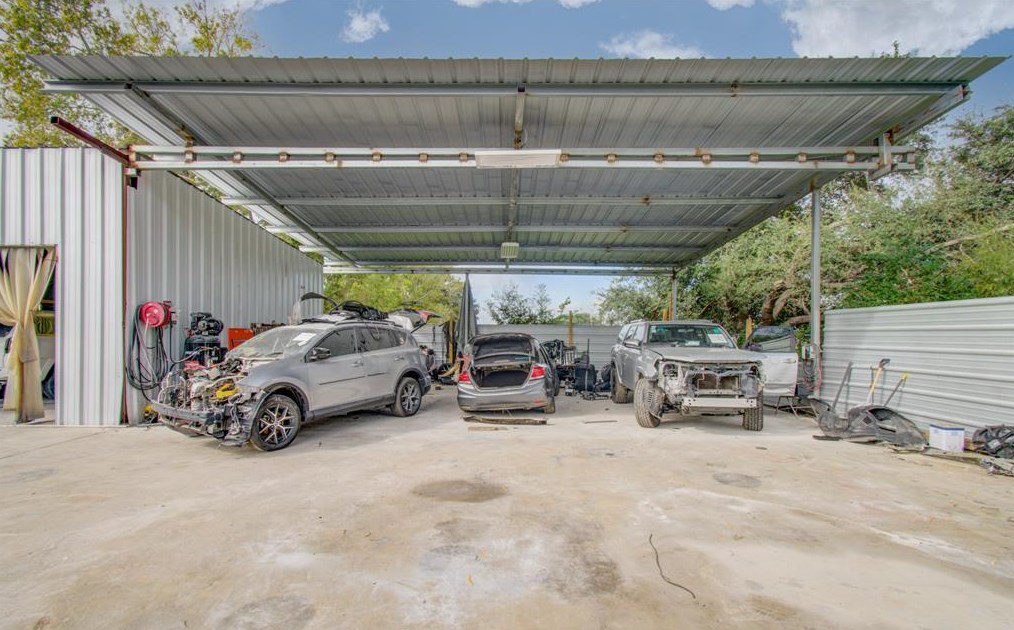 2125 Aldine Bender Rd, Houston TX 77032-4517 exterior