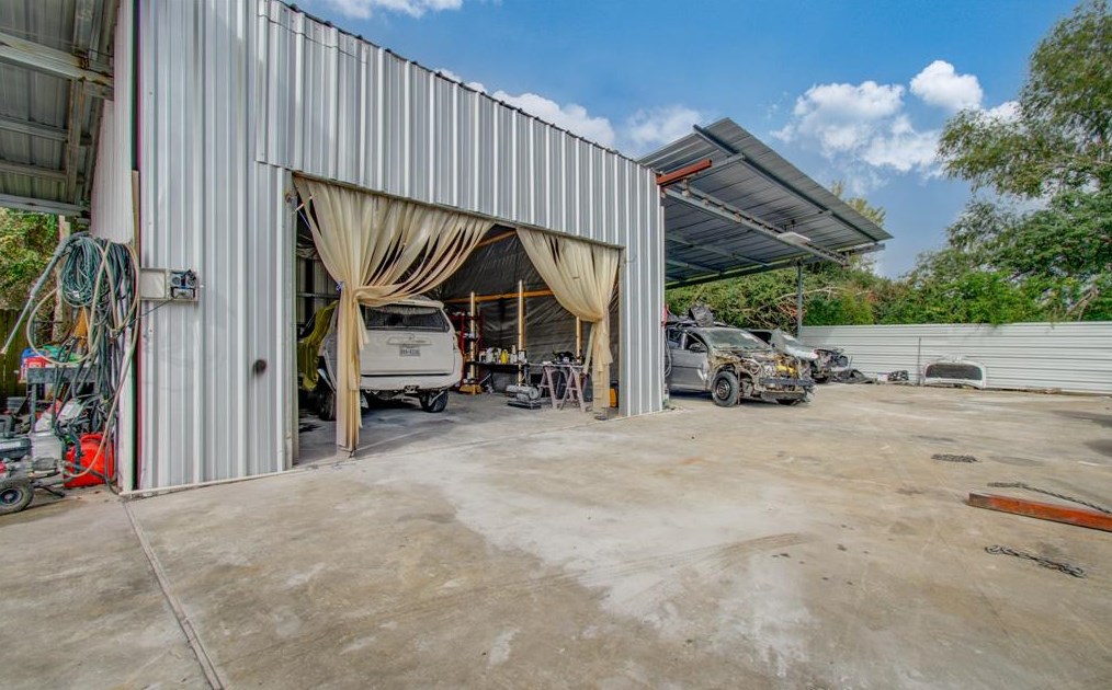 2125 Aldine Bender Rd, Houston TX 77032-4517 exterior