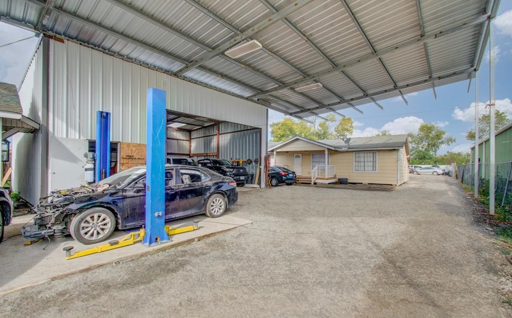 2125 Aldine Bender Rd, Houston TX 77032-4517 exterior