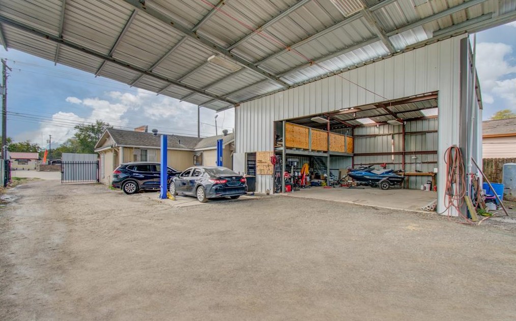 2125 Aldine Bender Rd, Houston TX 77032-4517 exterior