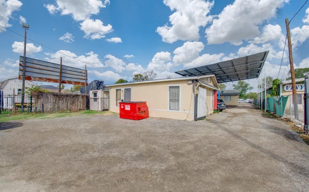 2125 Aldine Bender Rd, Houston TX 77032-4517 exterior