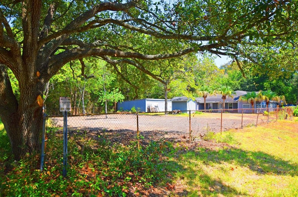 326 Texas Ave, Bacliff, TX 77518