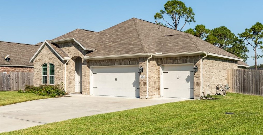 2566 Pinehurst Dr, West Columbia, TX 77486