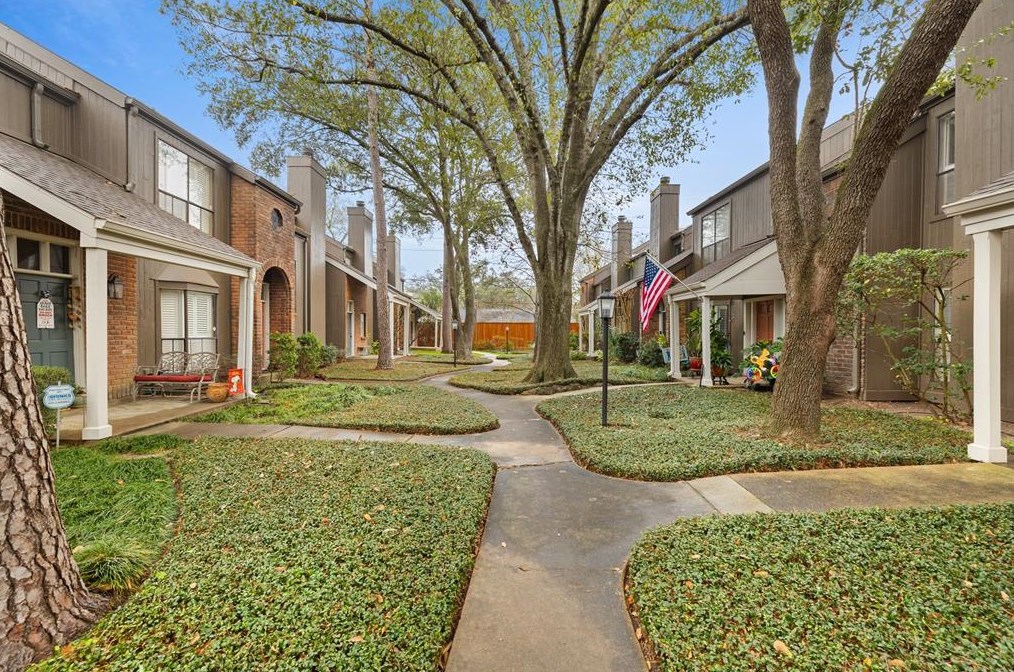 701 Bering Dr #1502, Houston, TX 77057