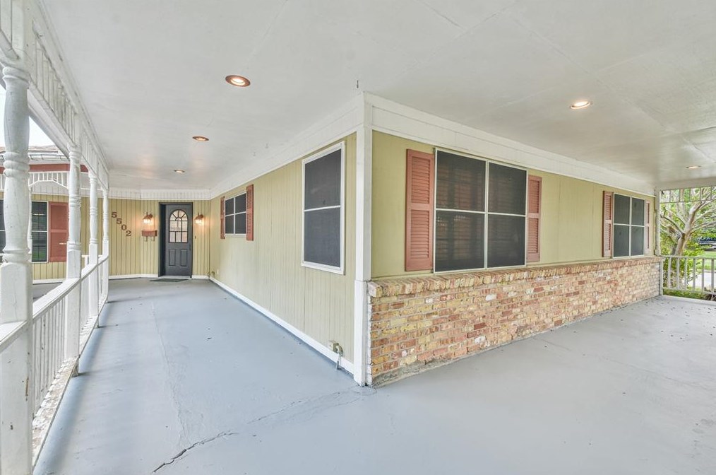 5502 Hewitt Dr, Houston TX  77092-5121 exterior
