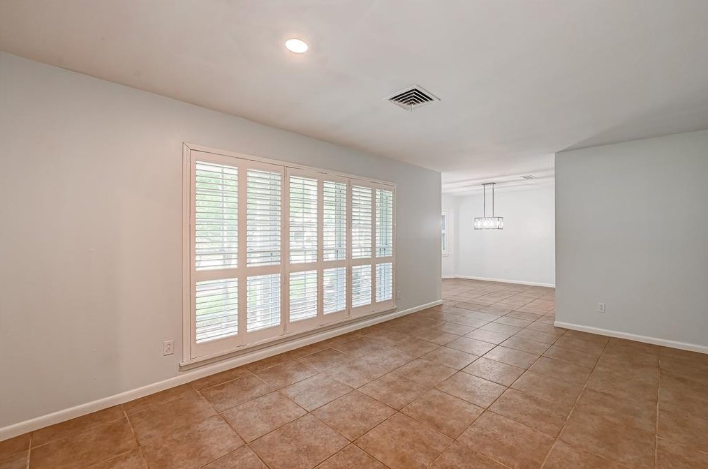 10130 Hazelhurst Dr, Houston TX  77043-3309 exterior