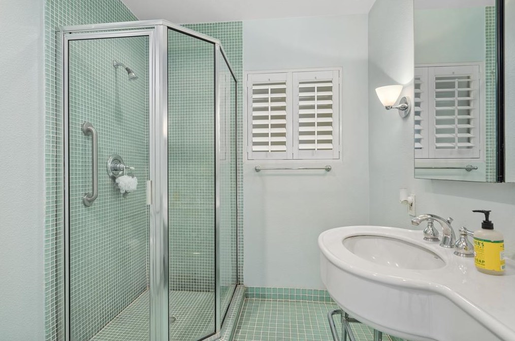 2431 Addison Rd, Houston TX  77030-1811 exterior