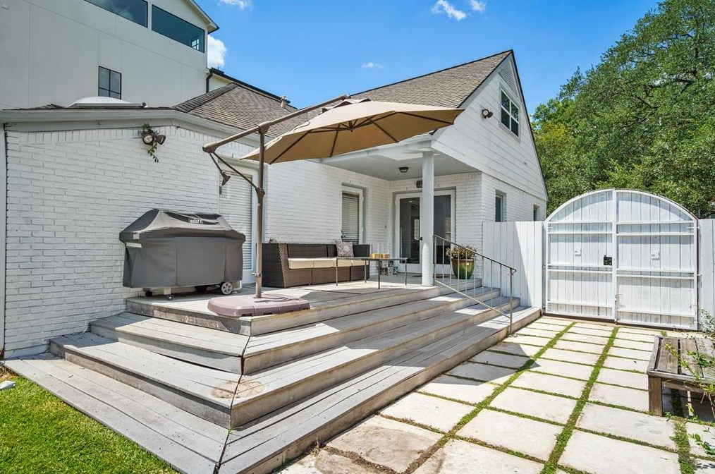 2431 Addison Rd, Houston TX  77030-1811 exterior