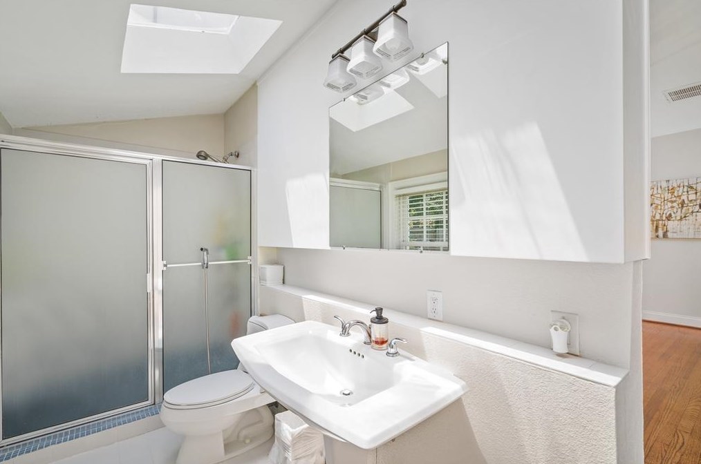 2431 Addison Rd, Houston TX  77030-1811 exterior