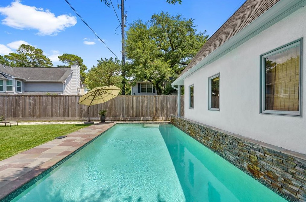 2431 Addison Rd, Houston TX  77030-1811 exterior