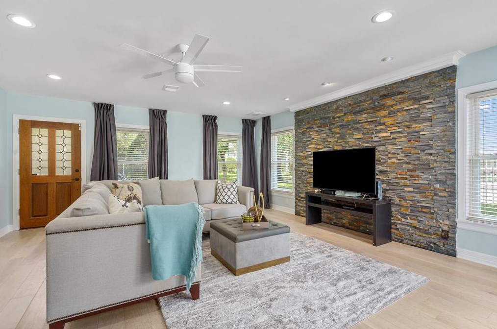 2431 Addison Rd, Houston TX  77030-1809 exterior