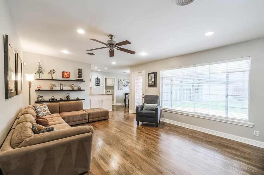 5230 Dumfries Dr, Houston TX  77096-5105 exterior