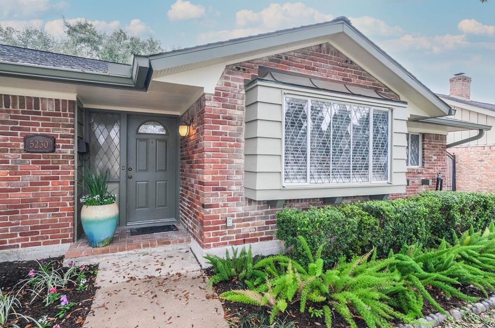 5230 Dumfries Dr, Houston, TX 77096