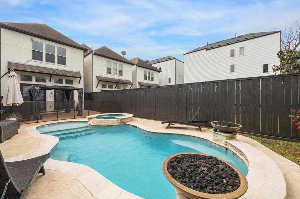1203 W 25th St, Houston, TX 77009