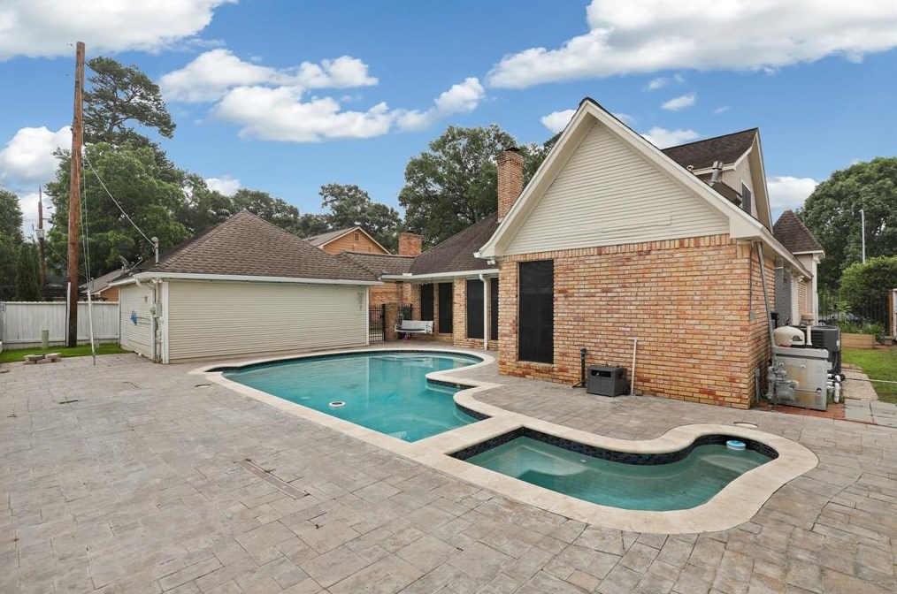 11626 Gatesden Dr, Tomball, TX 77377-8605
