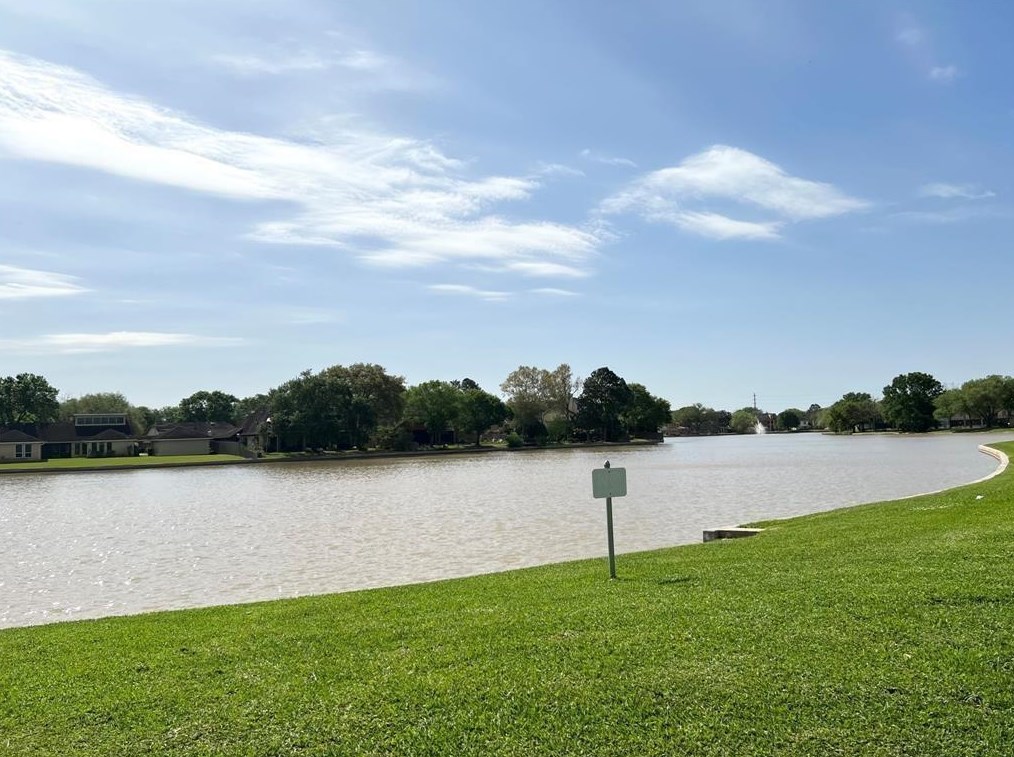 2810 Grants Lake Blvd, Sugar Land TX  77479-1380 exterior