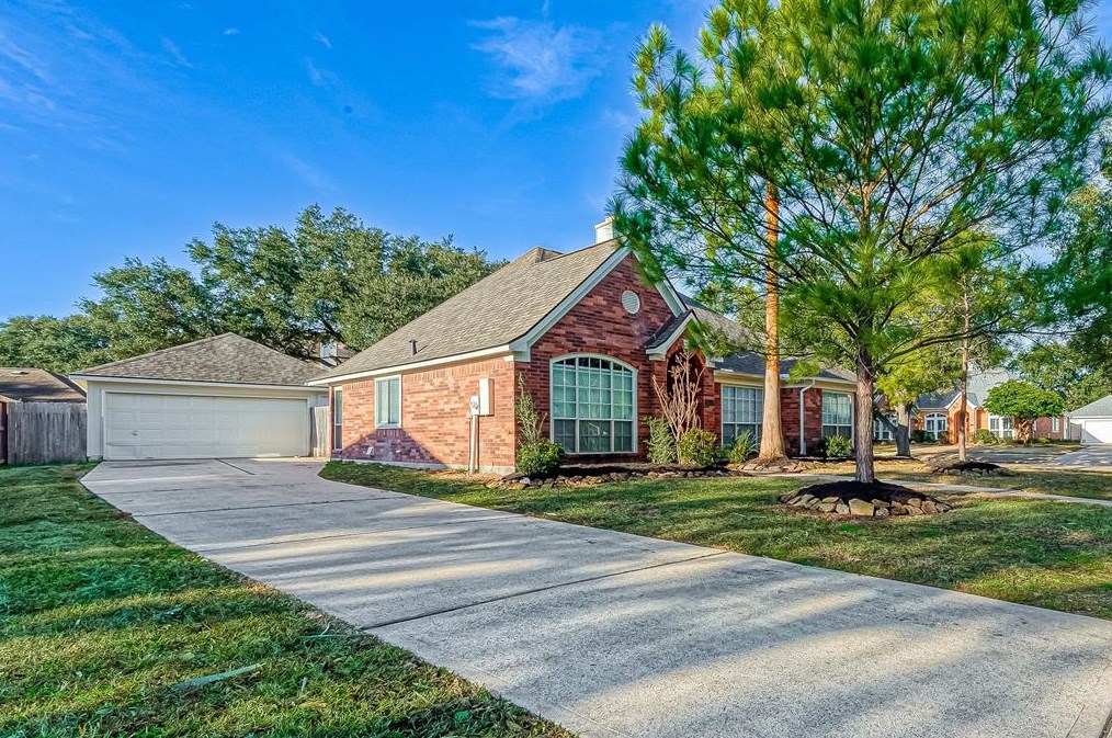 112 Bending Shore Ct, League City, TX 77573