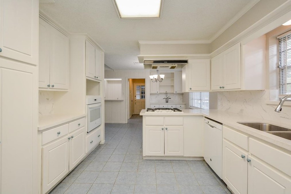 5827 Lodge Creek Dr, Houston TX  77066-1506 exterior