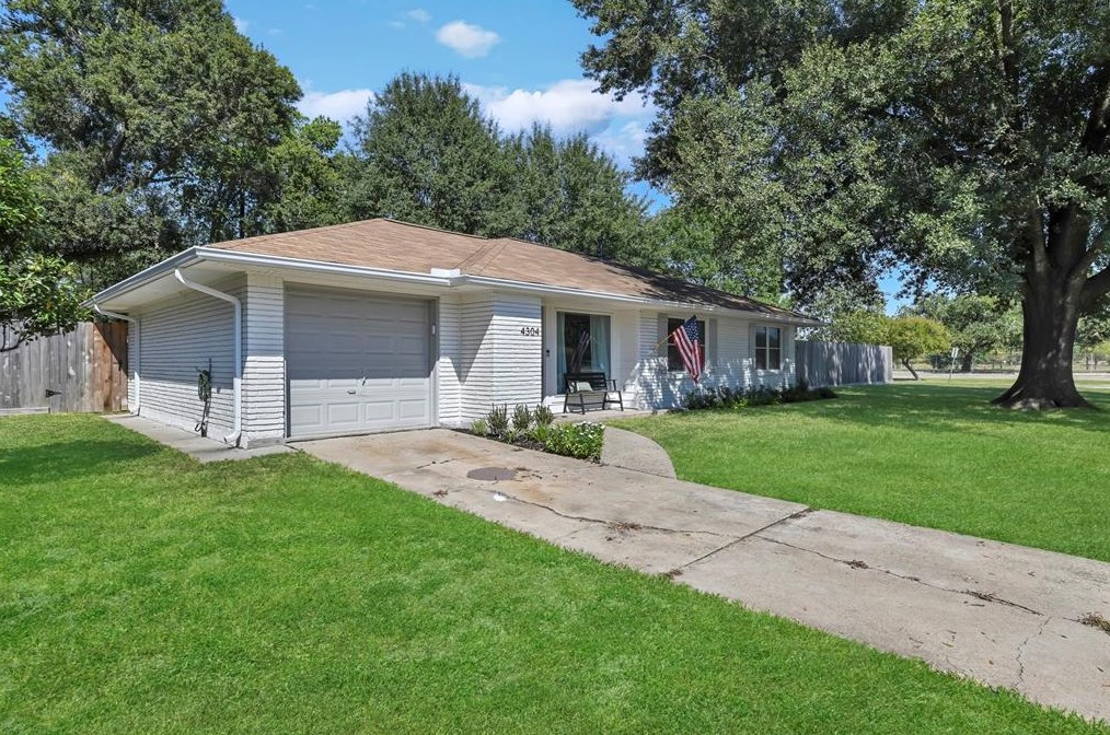 4304 Viking Dr, Houston, TX 77092-4327