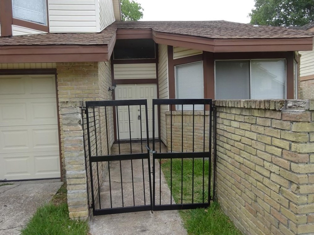 10534 Chapel Hill Dr, Houston, TX 77099-3903