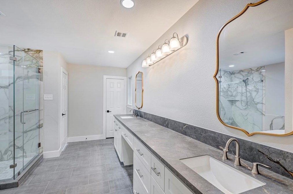 5235 Yarwell Dr, Houston TX  77096-5116 exterior