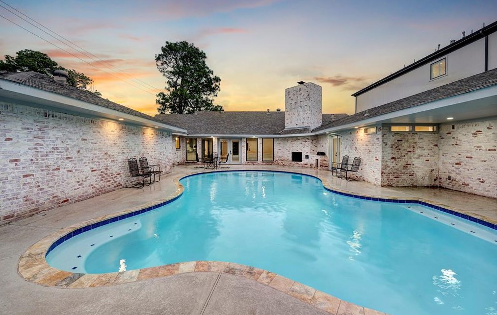 5235 Yarwell Dr, Houston TX  77096-5116 exterior