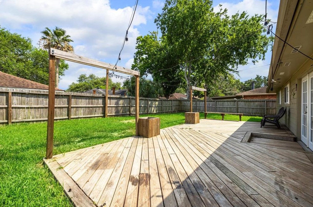 2423 Heritage Bnd Dr, Houston TX  77598-3116 exterior