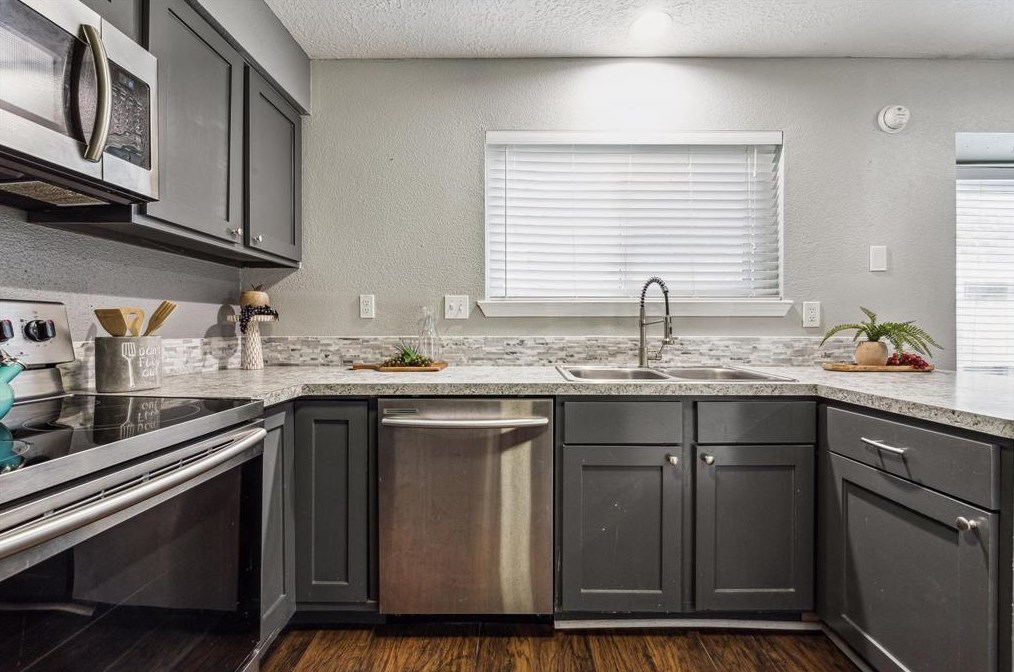 2423 Heritage Bnd Dr, Houston TX  77598-3116 exterior