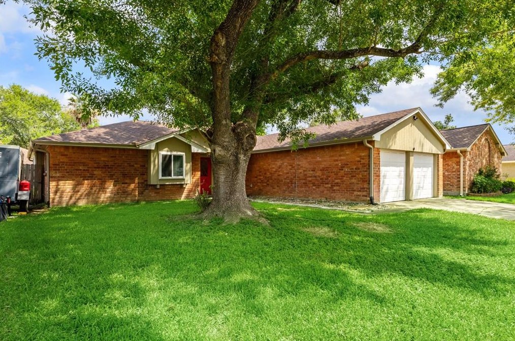 2423 Heritage Bnd Dr, Houston TX  77598-3116 exterior