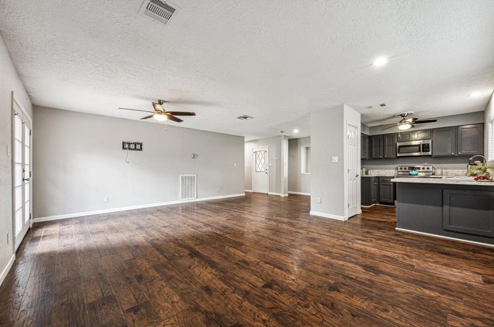 2423 Heritage Bnd Dr, Houston TX  77598-3116 exterior