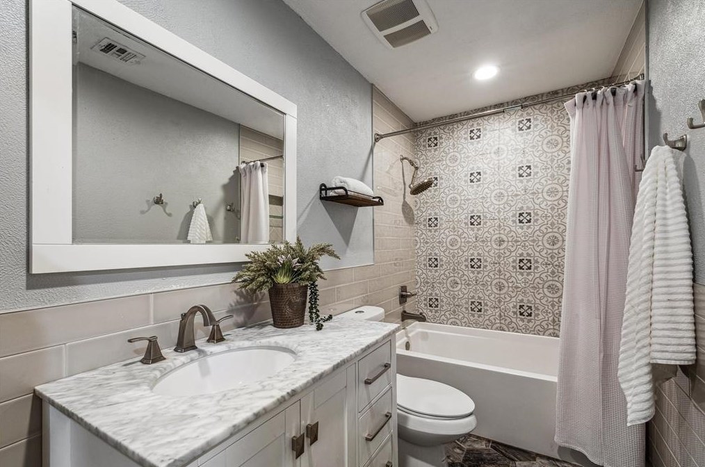 2423 Heritage Bnd Dr, Houston TX  77598-3116 exterior