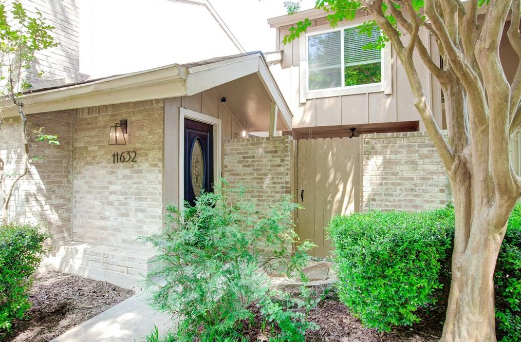 11632 Village Place Dr, Houston, TX 77077-6759