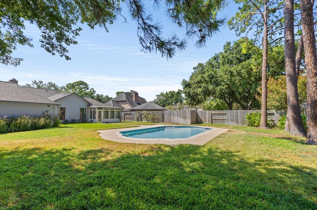 7619 Clb Lk Dr, Houston TX  77095-2645 exterior