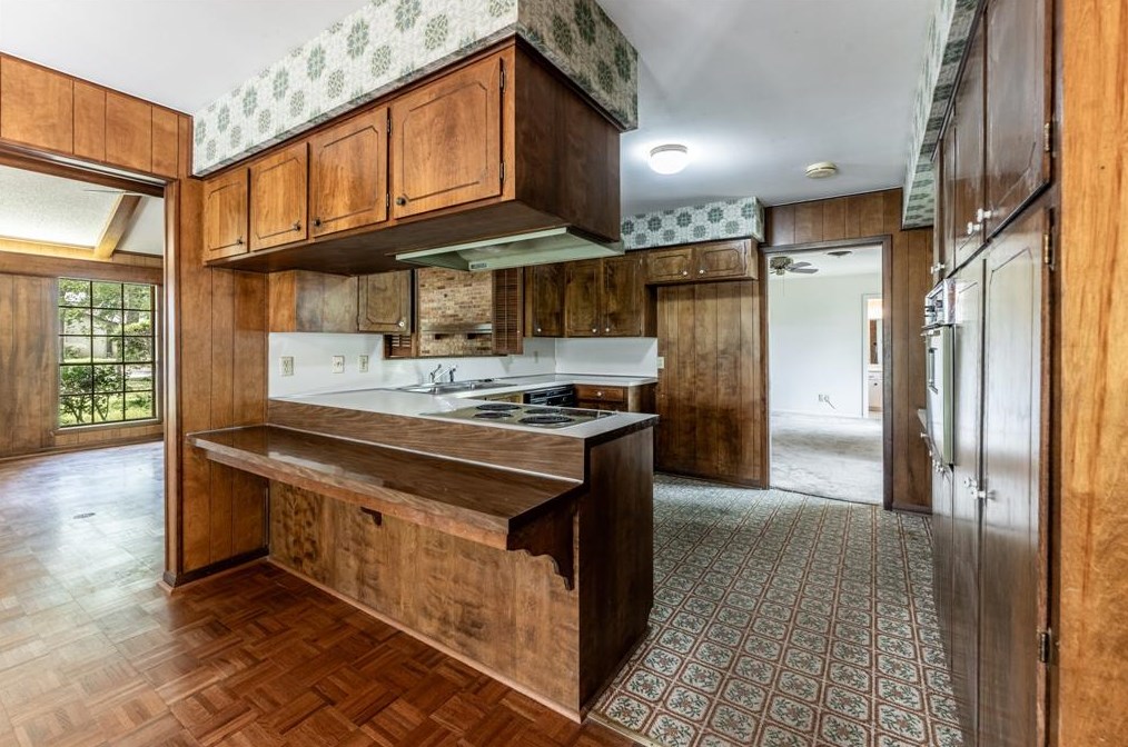 225 Elmwood St, Huntsville TX 77320-3407 exterior