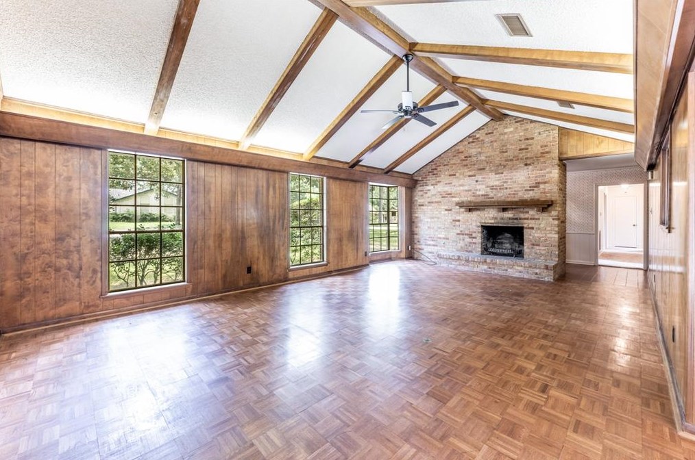 225 Elmwood St, Huntsville TX 77320-3407 exterior