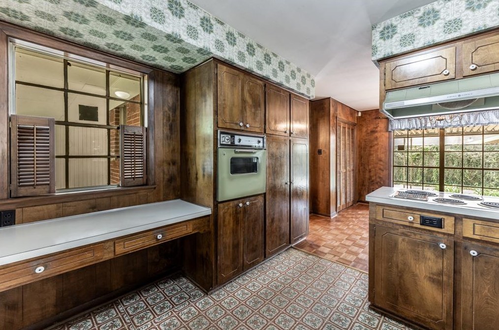 225 Elmwood St, Huntsville TX 77320-3407 exterior