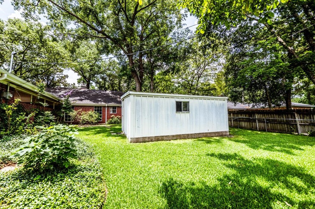 225 Elmwood St, Huntsville TX 77320-3407 exterior