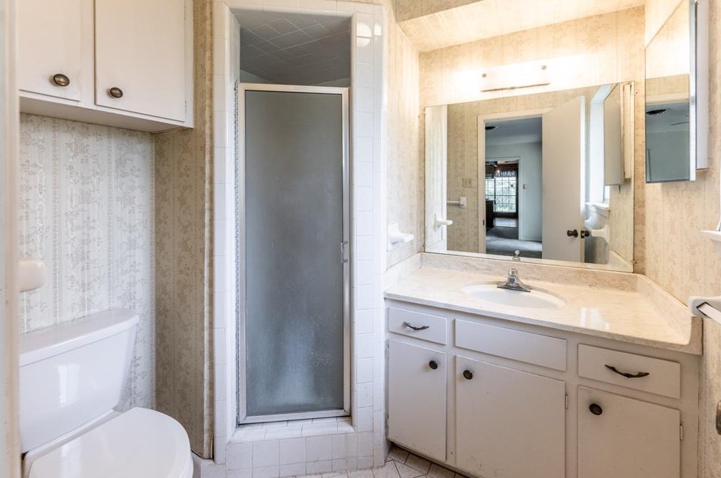 225 Elmwood St, Huntsville TX 77320-3407 exterior