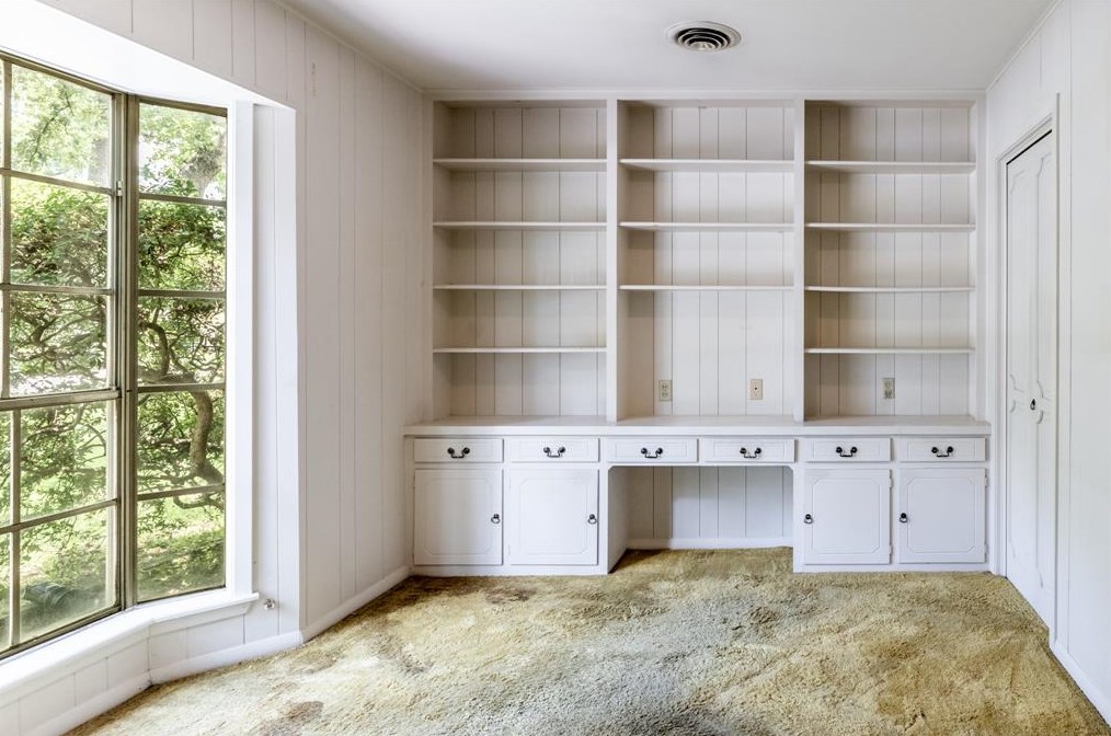 225 Elmwood St, Huntsville TX 77320-3407 exterior