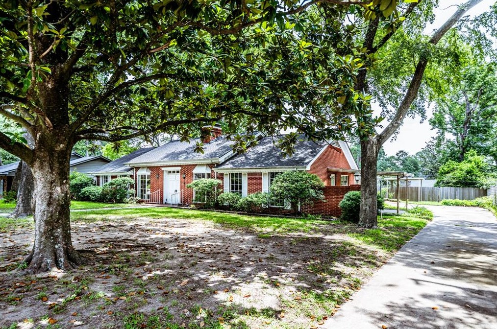 225 Elmwood St, Huntsville TX 77320-3407 exterior