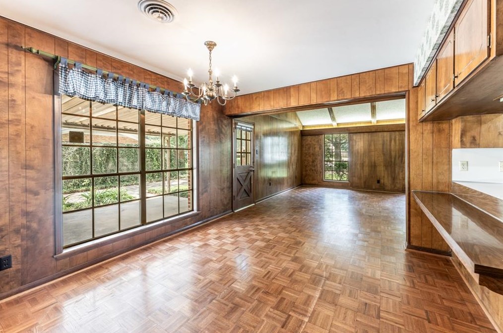 225 Elmwood St, Huntsville TX 77320-3407 exterior