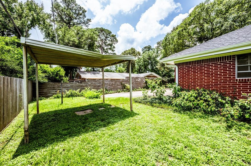 225 Elmwood St, Huntsville TX 77320-3407 exterior