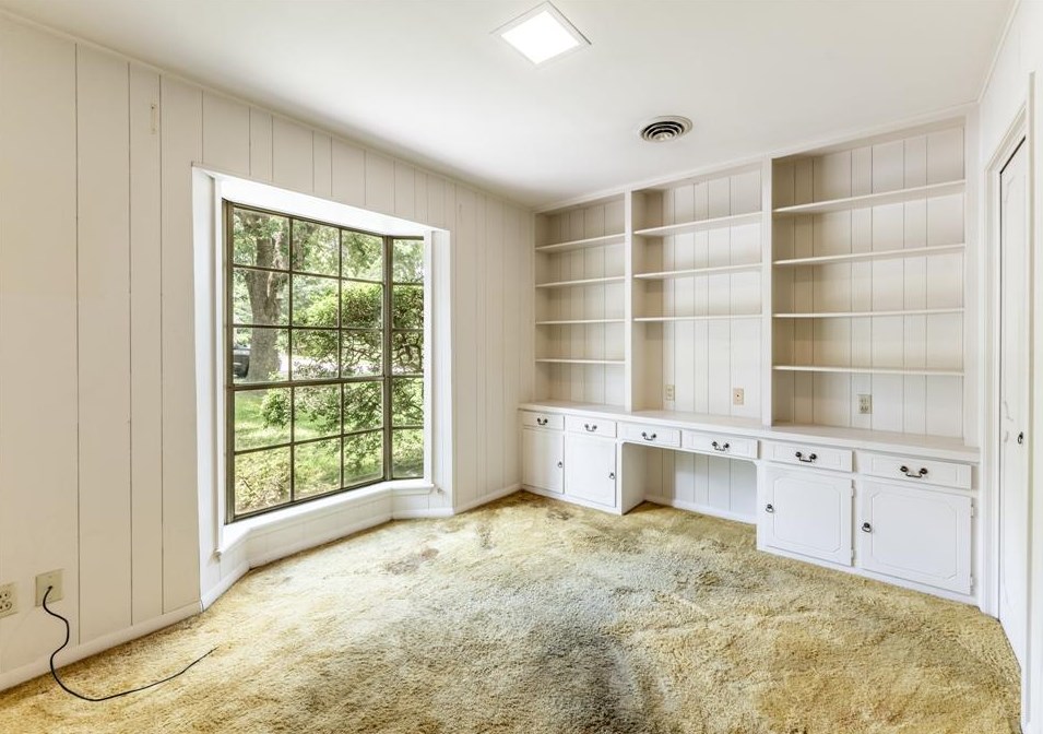 225 Elmwood St, Huntsville TX 77320-3407 exterior