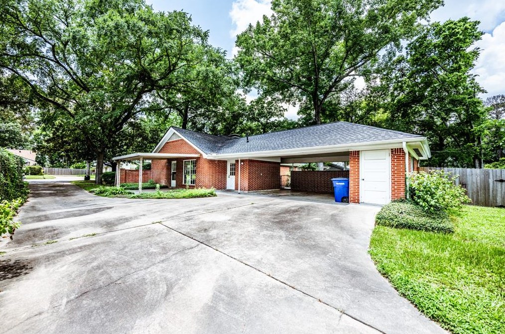 225 Elmwood St, Huntsville TX 77320-3407 exterior