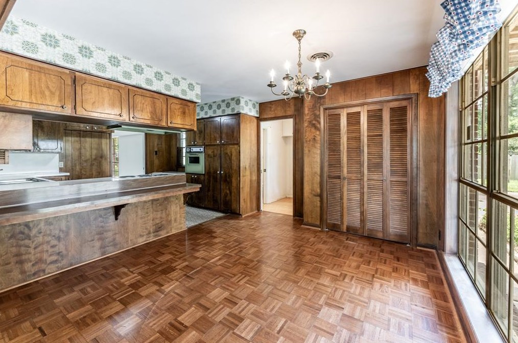 225 Elmwood St, Huntsville TX 77320-3407 exterior