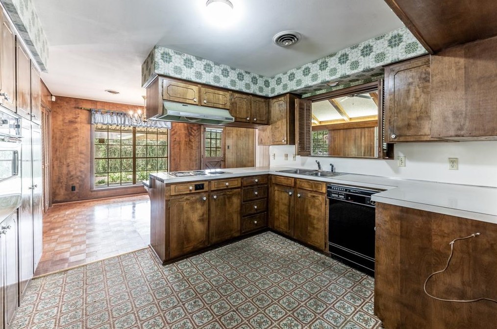 225 Elmwood St, Huntsville TX 77320-3407 exterior